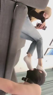 【希希子】牛仔裤坐脸白袜深喉圣水泡白袜 bf3461