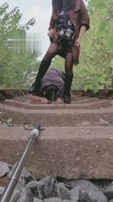 【美柠】户外铁轨遛狗 bf3480