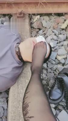 【美柠】户外铁轨遛狗 bf3480