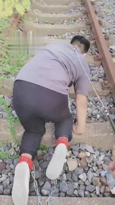 【美柠】户外铁轨遛狗 bf3480