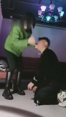 【萝莉糖糖】酒吧强迫口水圣水 bf9217