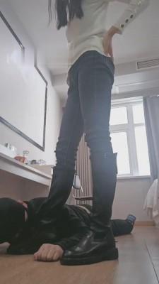 【00小主十言】学生S长靴碾压羞辱奴才 bf9011