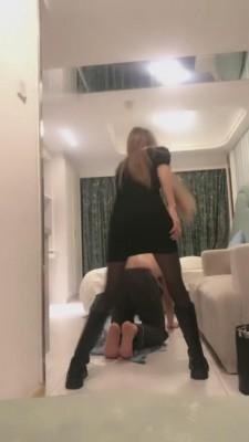 【娜娜】暴力鞭打+圣水淋头/踩踏转胯 bf7595