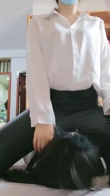 【胭脂泪痕】女奴舔主子裸足坐脸 bf7537