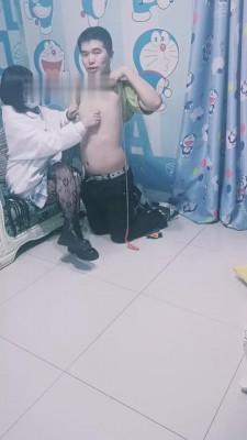 【兔粉粉】闻臭棉靴/舔大腿/捂脸窒息/掐胳膊 bf7330