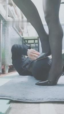 【灵竹】折磨贱狗踩肚子/踹后背/舔鞋 bf7314