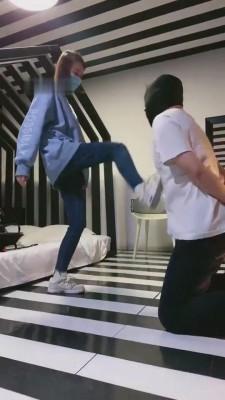 【Q月s】反绑双手运动女生重度踢踹 bf7491