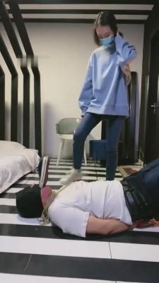 【Q月s】反绑双手运动女生重度踢踹 bf7491