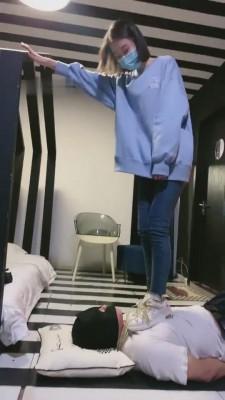 【Q月s】反绑双手运动女生重度踢踹 bf7491