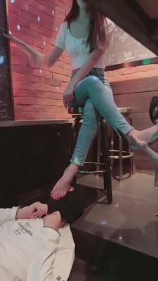 【诗诗】KTV羞辱双狗-圣水/牛仔裤转胯 bf7467