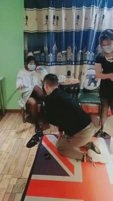 【户外第一】伺候女女情侣亲热-舔脚/耳光/踩踏/踢裆 bf7459