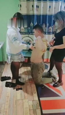 【户外第一】伺候女女情侣亲热-舔脚/耳光/踩踏/踢裆 bf7459