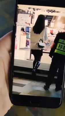 【梵高】舔鞋钻跨闻脚路人小姐姐 bf7670