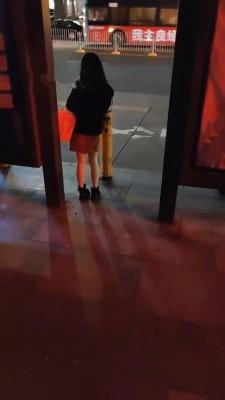 【梵高】舔鞋钻跨闻脚路人小姐姐 bf7670