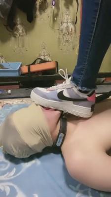 【薇薇】运动女生蹂躏脚下奴 bf7677