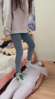 【罗宾】素人小姐姐第一次踩狗 bf7280