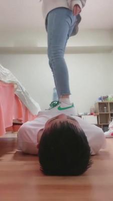 【罗宾】素人小姐姐第一次踩狗 bf7280