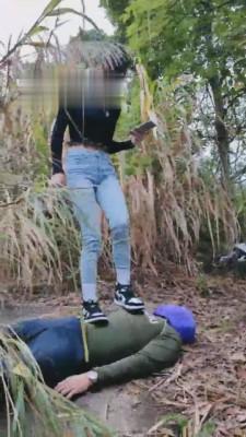 【雪莉】户外AJ遛狗白袜踩踏喂食 bf7241