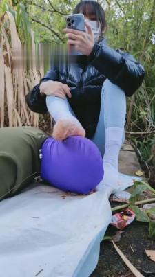 【雪莉】户外AJ遛狗白袜踩踏喂食 bf7241