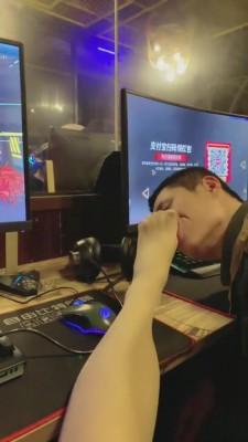 【雪莉】网吧玩弄私奴 bf7265