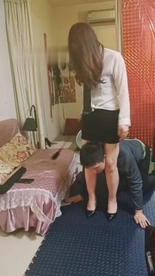 【男神】新女王tj-舔脚耳光鞭打虐乳 bf7251