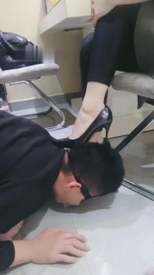 【微希】贱奴卑微伺候长腿车模 bf9028