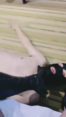 【陌影夫妻】长靴丝袜脚下的贱狗 bf7994