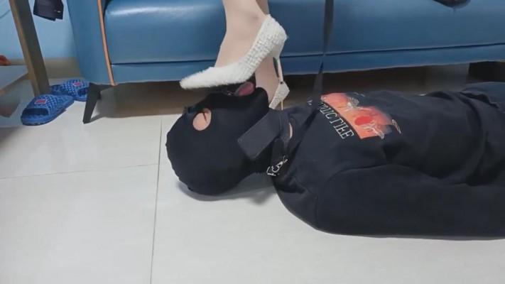 【江门雯雯女王陛下】高跟肉丝羞辱脚下狗 bf9188