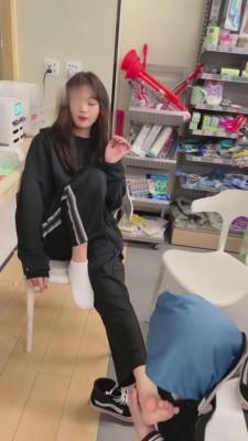 【雪莉】学生S在便利店玩师兄 bf7386