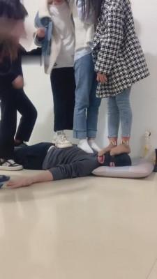 【开发素人】与精神小妹素人恋足踩踏羞辱专场 bf9049