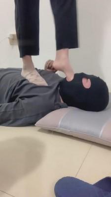 【开发素人】与精神小妹素人恋足踩踏羞辱专场 bf9049