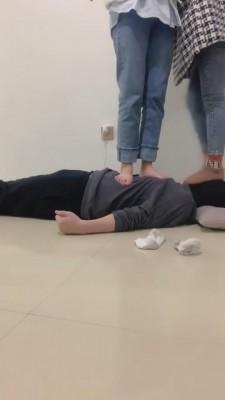 【开发素人】与精神小妹素人恋足踩踏羞辱专场 bf9049