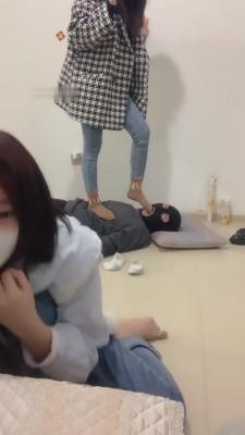 【开发素人】与精神小妹素人恋足踩踏羞辱专场 bf9049