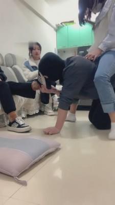 【开发素人】与精神小妹素人恋足踩踏羞辱专场 bf9049