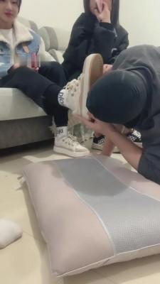 【开发素人】与精神小妹素人恋足踩踏羞辱专场 bf9049