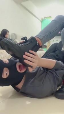 【开发素人】与精神小妹素人恋足踩踏羞辱专场 bf9049