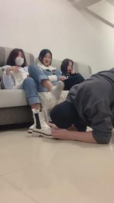 【开发素人】与精神小妹素人恋足踩踏羞辱专场 bf9049