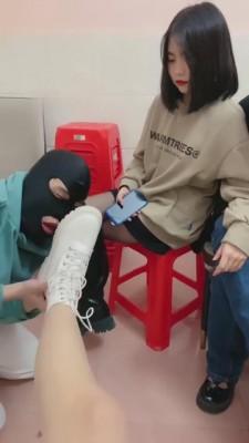 【雪莉】饭馆与三闺蜜喂食tj贱狗 bf7226