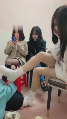 【雪莉】饭馆与三闺蜜喂食tj贱狗 bf7226