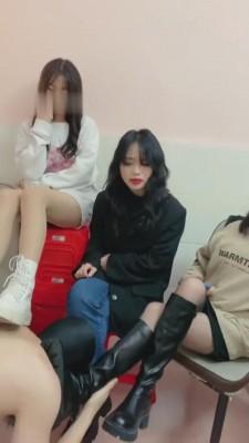 【雪莉】饭馆与三闺蜜喂食tj贱狗 bf7226