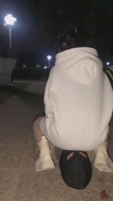 【甜甜】户外花园遛狗（路人偷拍） bf7176