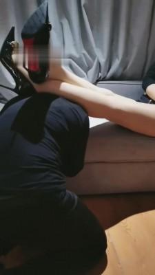 【丹祖宗】高跟裸足羞辱骚小三母狗 bf7137