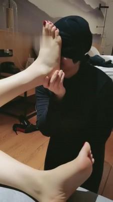 【丹祖宗】高跟裸足羞辱骚小三母狗 bf7137