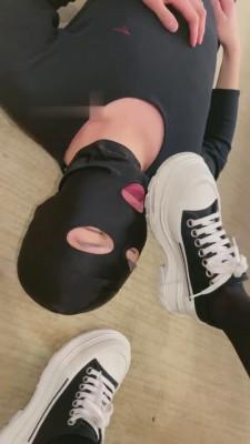 【kiki】脏帆布鞋搭黑丝裸足羞辱 bf7064