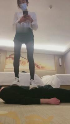 【kiki】脏帆布鞋搭黑丝裸足羞辱 bf7064