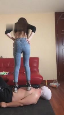 【领主老大】暴揍工具狗-痛苦舔脚/跳踩狗脸/搭腿压腿 bf6997