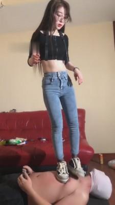 【领主老大】暴揍工具狗-痛苦舔脚/跳踩狗脸/搭腿压腿 bf6997