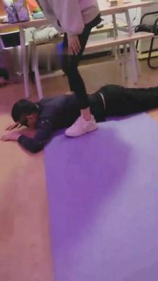 【文文文】双S-运动鞋+丝袜素人精神小妹暴力虐待 bf6945