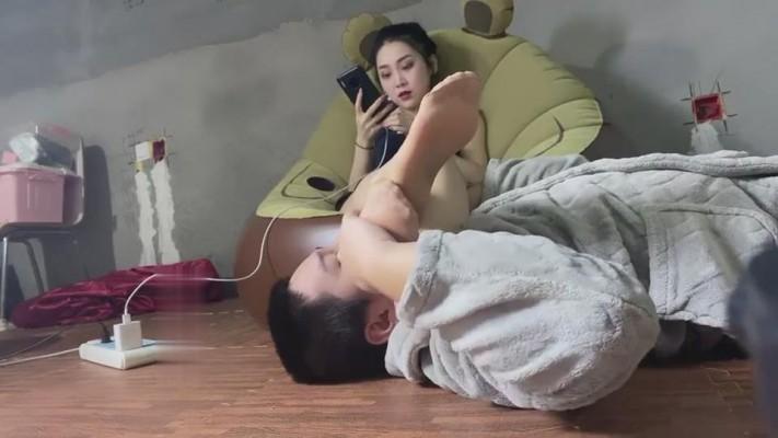 【川野尤娜】脚踩方便面逼狗狗都吃 bf6871