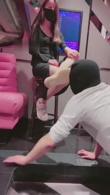 【漫漫】羞辱视角KTV玩骚狗-圣水/踢裆/咀嚼喂食 bf6835